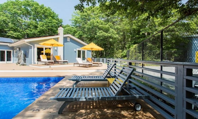 East Quogue House | Green solar tennis compound - 2 stylish dwellings
