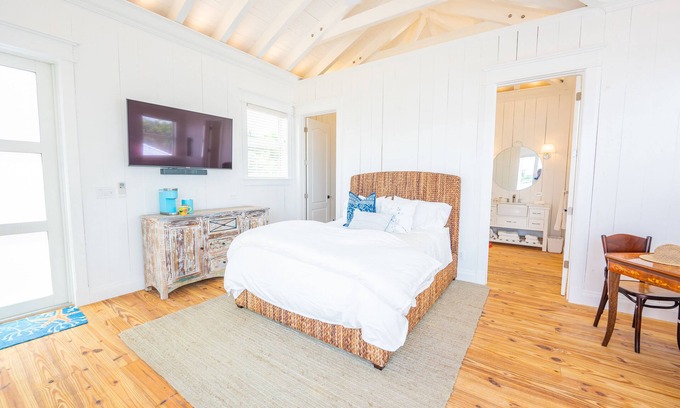Green Turtle Cay Apartment | Green Turtle Cay, 1 bedroom suite on White Sound with private dock