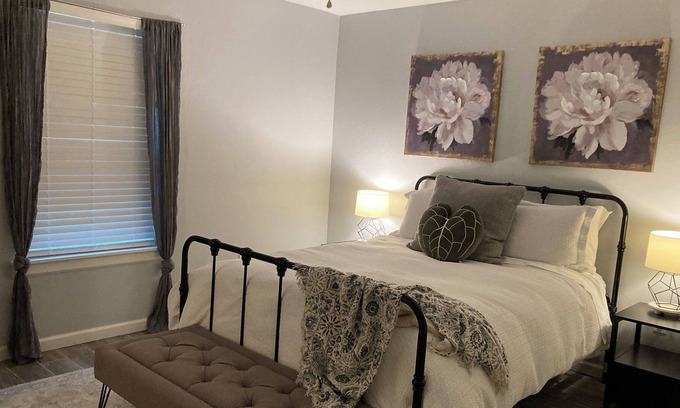 Stillwater House | Greenbriar Oasis #2-Shade for your ride/Yard for your dog