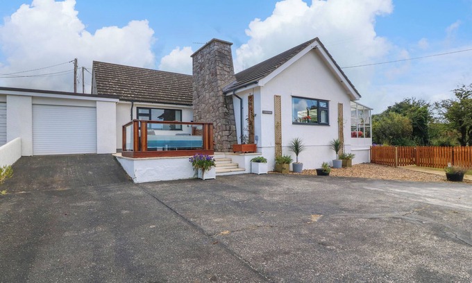 Caergeiliog Cottage | GREENFIELD, pet friendly, with open fire in Trearddur Bay