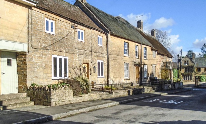 Norton Sub Hamdon Cottage | GREENHAM COTTAGE, family friendly, with a garden in Norton-Sub-Hamdon