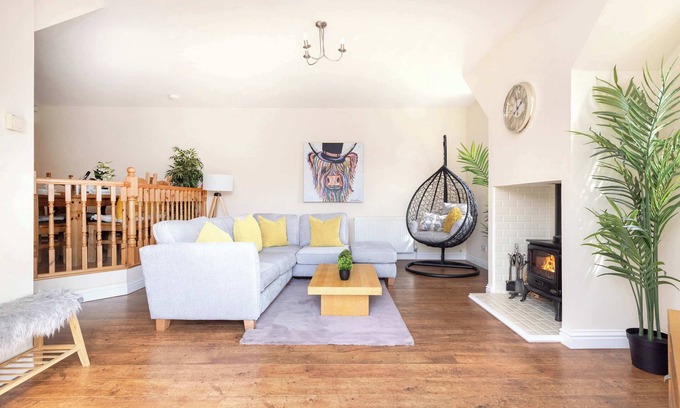 Kelty House | Greenknowes Cottage with Hot Tub & Fireplace
