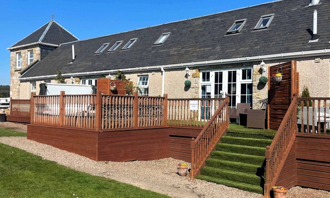 Kelty House | Greenknowes Lodge with Hot Tub & Stove
