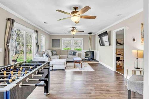 Greensboro Apartment | Greensboro Get-together, K Bed, Secret Playroom