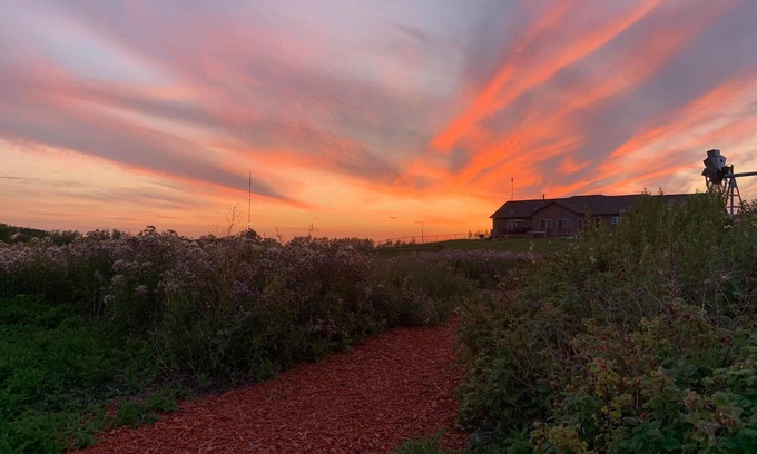 Winnipeg House | Greenview Paradise - Worlds away, Yet minutes apart
