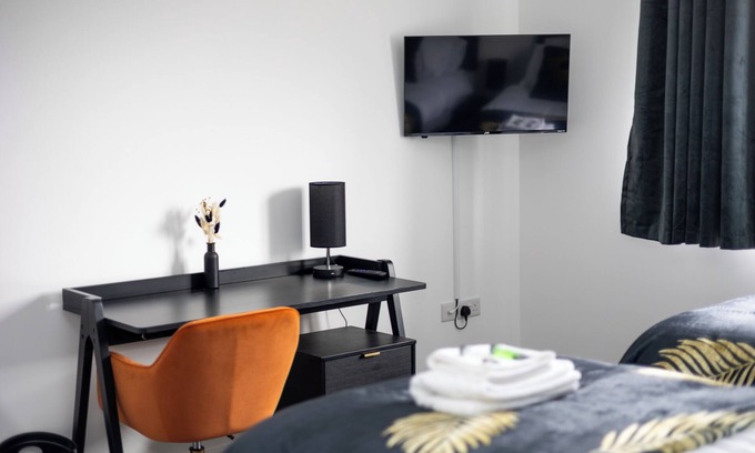 Wakefield Apartment | Greenwood - 4 Bed Home With Parking & Fast Wi-Fi