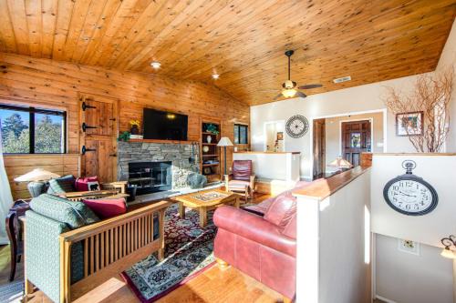 Crestline House | Gregory Getaway