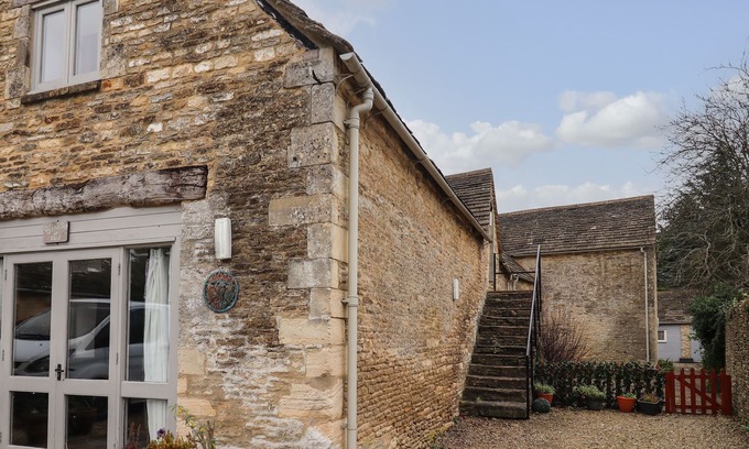 Barnsley Cottage | GREYHOUND BARN, pet friendly in Barnsley, Gloucestershire