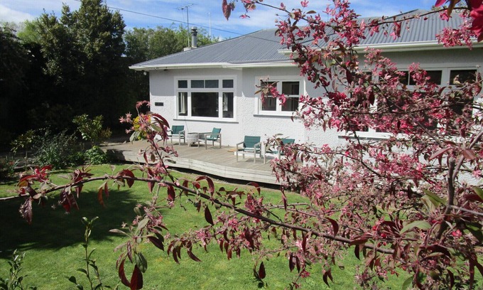 Greytown House | Greytown Cottage, Fast Fibre, SkyTV, all Linen and Cleaning fee included.