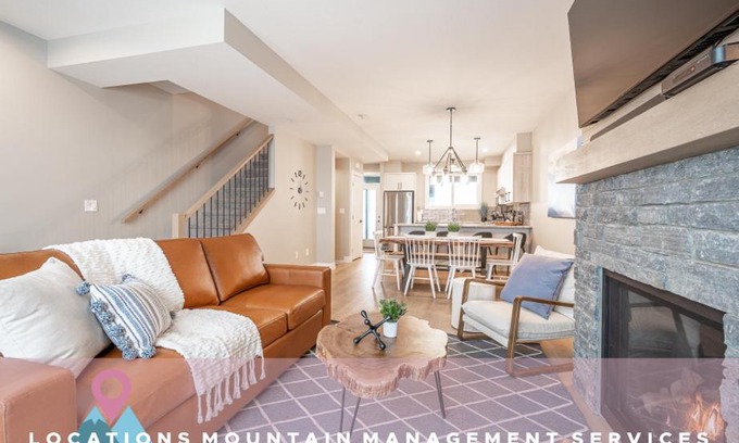 Snow Pine Estates Apartment | Grizzly Ridge Getaway - Private Hot Tub, Mtn View & Sleeps 11
