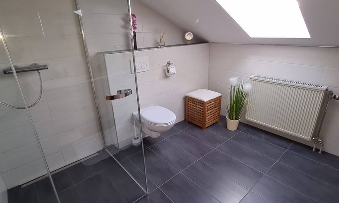 Grainet Apartment | Große 100m2-ferienwohnung im Dachgeschoss für 6 Personen