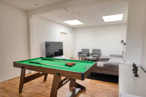 Neumuenster Apartment | Großzügiges City Loft mit Billardtisch