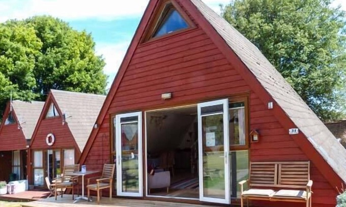 Martin Cabin | GROOVE ARMADA, family friendly, country holiday cottage in Kingsdown