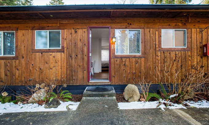 Quilcene Apartment | Ground-floor, dog-friendly hiker's studio with fast WiFi & great location