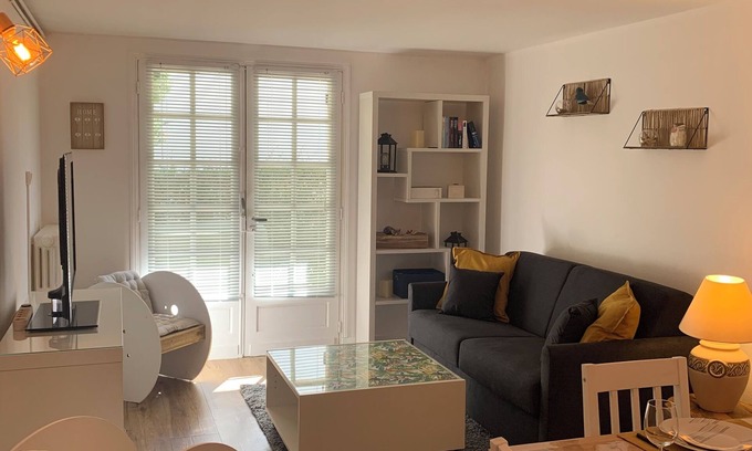 Saintes Apartment | Ground floor flat with garden - 3* furnished holiday home- all comforts - wifi