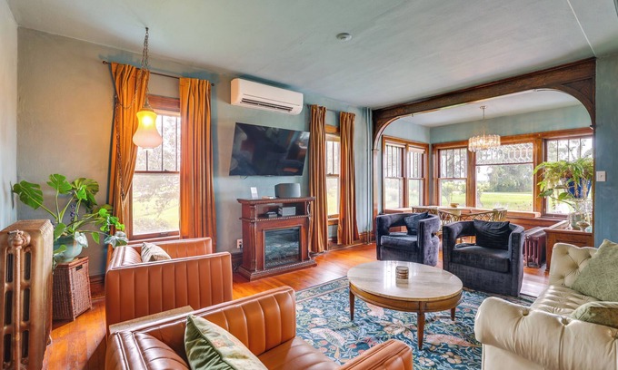 Mount Horeb House | Group Getaway: Luxe Farmhouse in Mt Horeb!