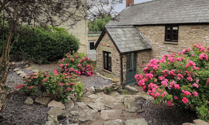 Glasbury Cottage | GROVESIDE, pet friendly, character holiday cottage in Glasbury
