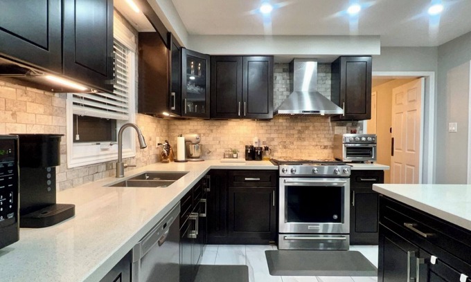 Whitby House | GTA Cozy Retreat with Luxury Amenities – King Bed, Japanese Bidet, and More!