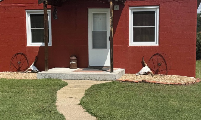 Arlington Cabin | Guest house lodge is located at the edge of the Broken B Bar Ranch.