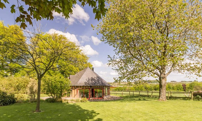 Mirville House | Guest house Mirville, 2 bedrooms, sleeps 4