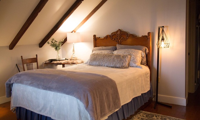 East Earl House | Guest House on Picturesque Farm near Shady Maple Smorgasbord