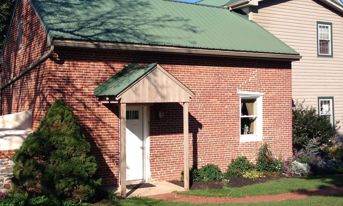East Earl House | Guest House on Picturesque Farm Near Shady Maple Smorgasbord