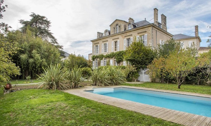 Fontenay-le-Comte Bed & Breakfast | Guest House 'Suite Oiseau Du Paradis' with Shared Pool, Wi-Fi and Air Conditioning
