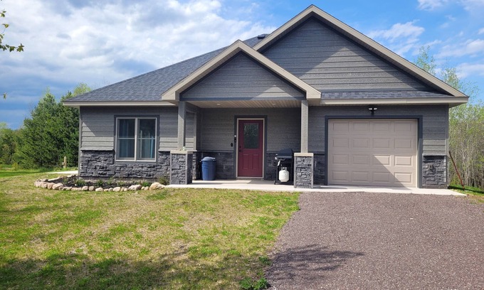 Houghton House | Guest house w heated garage/fiber internet near MTU
