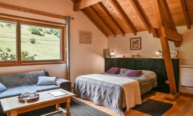 Loisieux Bed & Breakfast | Guest Room 'Arc En Ciel' with Mountain View, Shared Pool and Wi-Fi