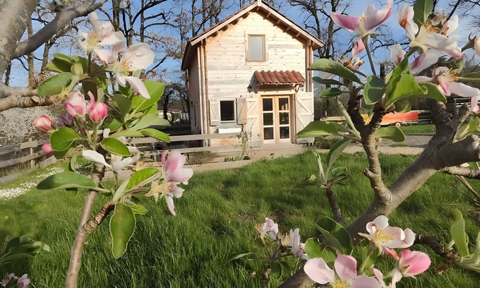 Varen Ski Chalet | Guest Room 'Au Chant Des Oiseaux - Rouge Gorge -' in Varen, Wood-Fired Pizza and Wi-Fi