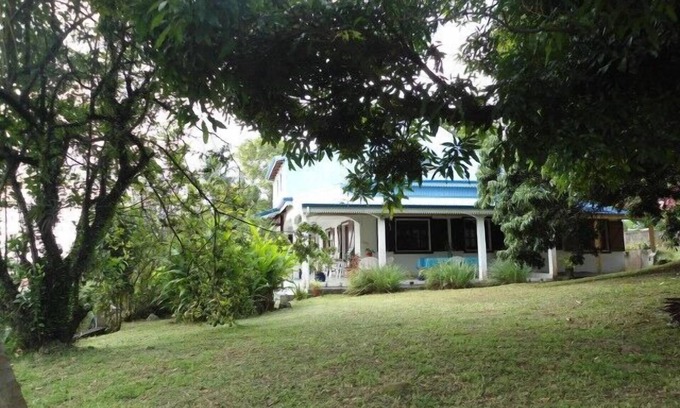 Saint-Claude House | GUEST ROOMS IN COMFORTABLE VILLA, SUPERB SEA/MOUNTAIN VIEW