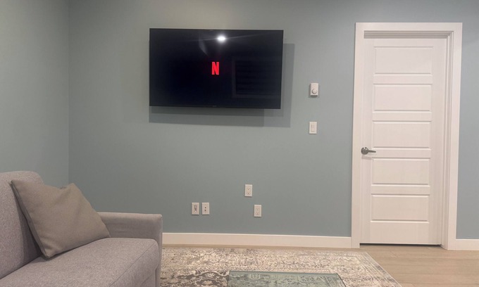 Airdrie House | Guest Suite, Sleeps 6 close to major Highways & YYC Airport