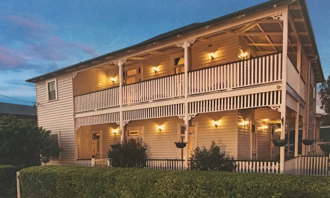 Ballina House | Guesthouse 5 bed 5 bath - Central location 2 mins walk to beach and cafes