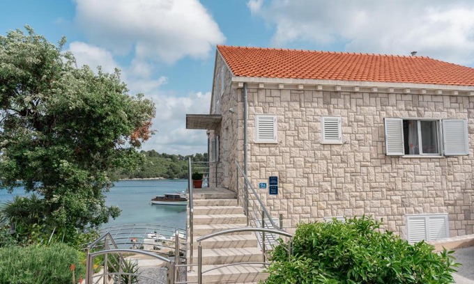 Pomena House | Guesthouse Kamarin
