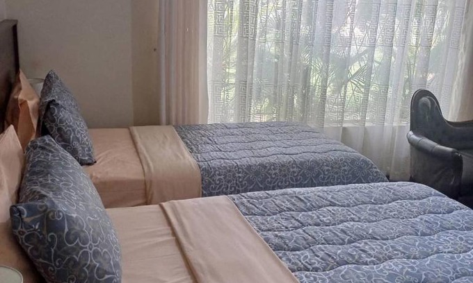 Harare Apartment | Guesthouse with green garden and pool - 2102