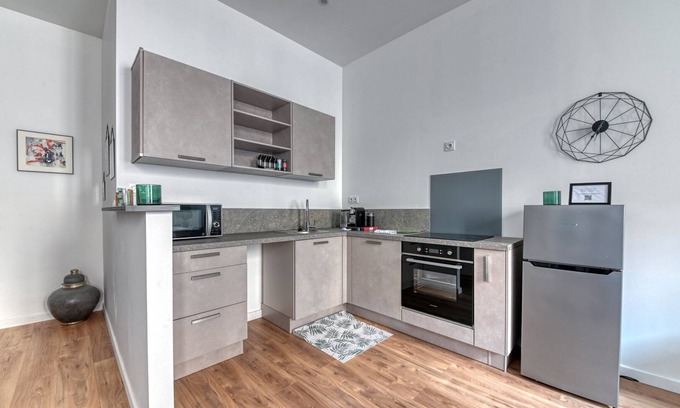 Republique - Tolstoi Apartment | GuestReady - Grey velvet in Villeurbanne