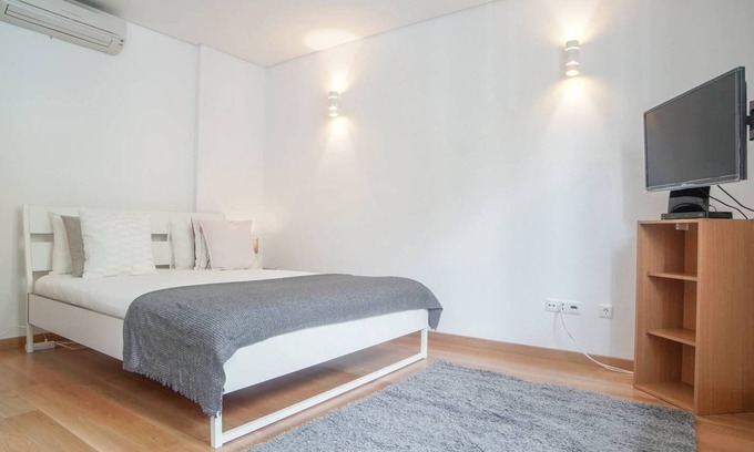 Linda-a-Velha Apartment | GuestReady - Spacious and Modern Studio in Belém!