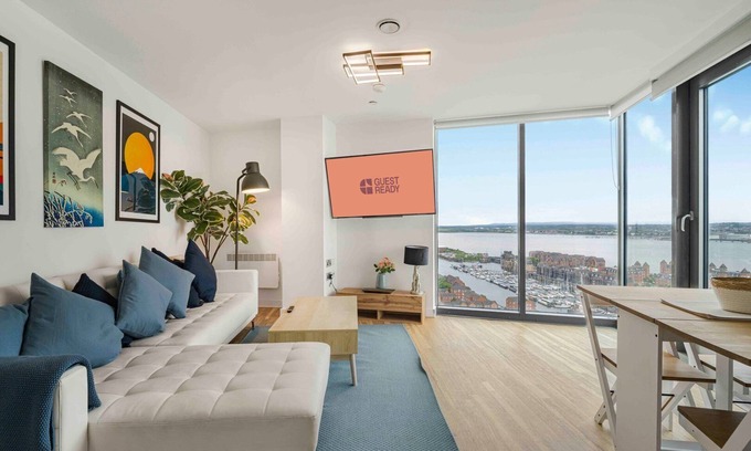 The Docks Apartment | GuestReady - Stylish Flat with Bay View