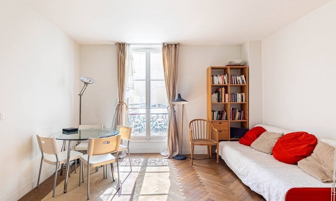 Saint-Vincent-de-Paul Apartment | GuestReady - Sunlit Serenity near Montmartre