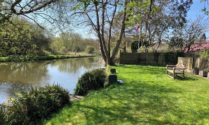 Guildford House | Guildford Retreat: 4BD Riverside Escape and Garden