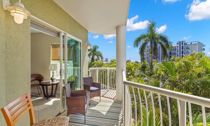 Treasure Island Condo | Gulfview Getaway | Stunning Views Walk to Beach & Dining
