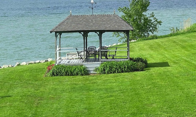 Mentor-on-the-Lake House | "Gull Cottage" - Lake Erie waterfront - Expansive Views, Historic Cottage Charm