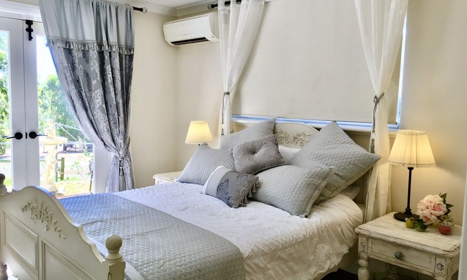 Hovea Bed & Breakfast | GUMLEAF MANOR - Luxury Farmstay Apartment