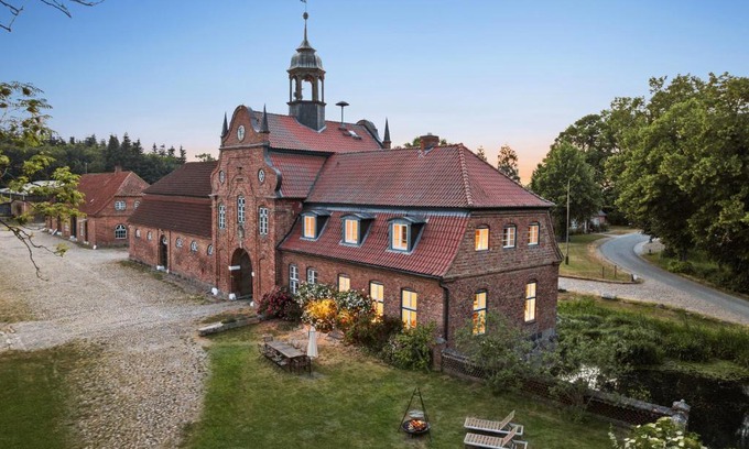 Kletkamp House | GUT KLETKAMP "Altes Torhaus" - Historisches Ferienhaus mit 5 Schlafzimmern I Kamin I Garten & Terrasse I Seeblick I 15 Min zur Ostsee I Moderne Küche I Hundefreundlich I Parkplätze I WLAN