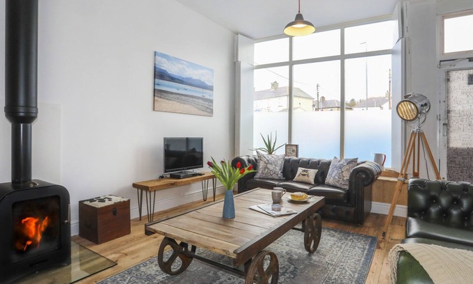 Beaumaris Cottage | GWALIA STORES, pet friendly, country holiday cottage in Beaumaris