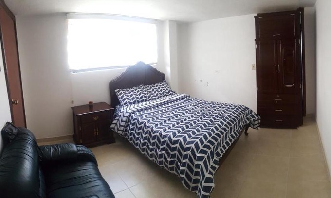 Quito Bed & Breakfast | habitación, sector jipijapa, nueva a estrenar con entrada independiente con baño completo, tiene garaje