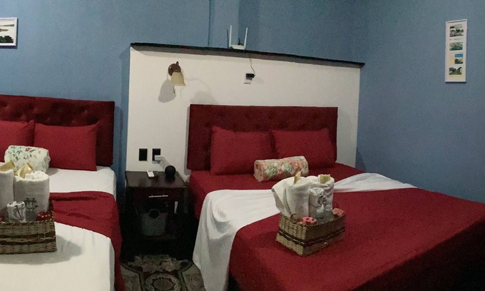 San Benito House | habitacion con dos camas queen refry y AC con balcon.
