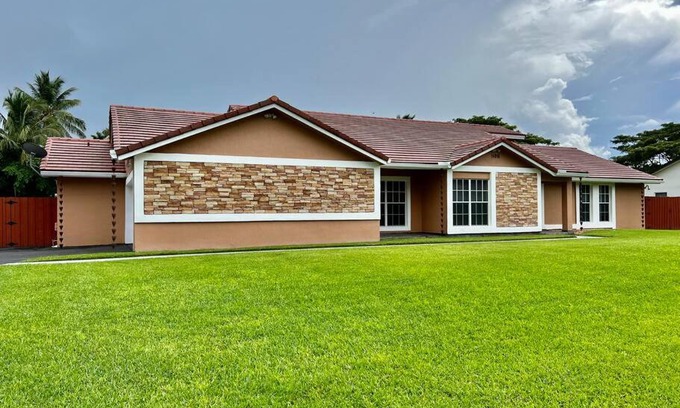 Richmond West House | Hacienda Rivas - Stunning 4 BR Villa - Miami