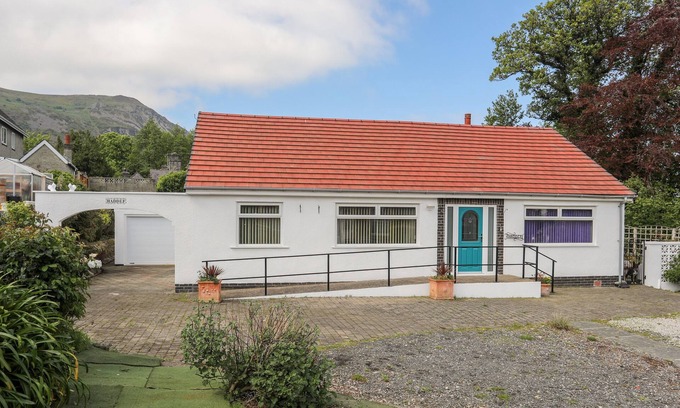 Penmaenmawr House | HADDEF PENMAENMAWR, pet friendly, with a garden in Penmaenmawr