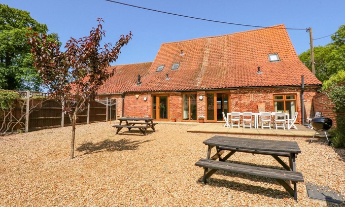 King's Lynn Cottage | HADLEIGH FARM BARN, pet friendly, with hot tub in King's Lynn